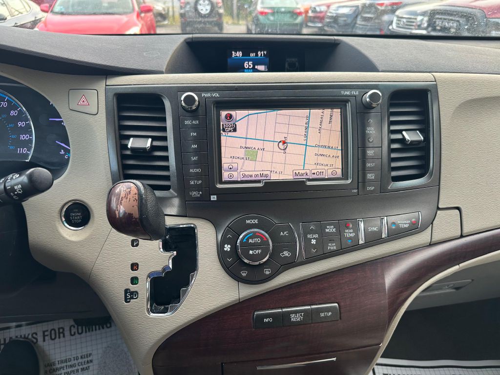 2011 Toyota Sienna Image 17