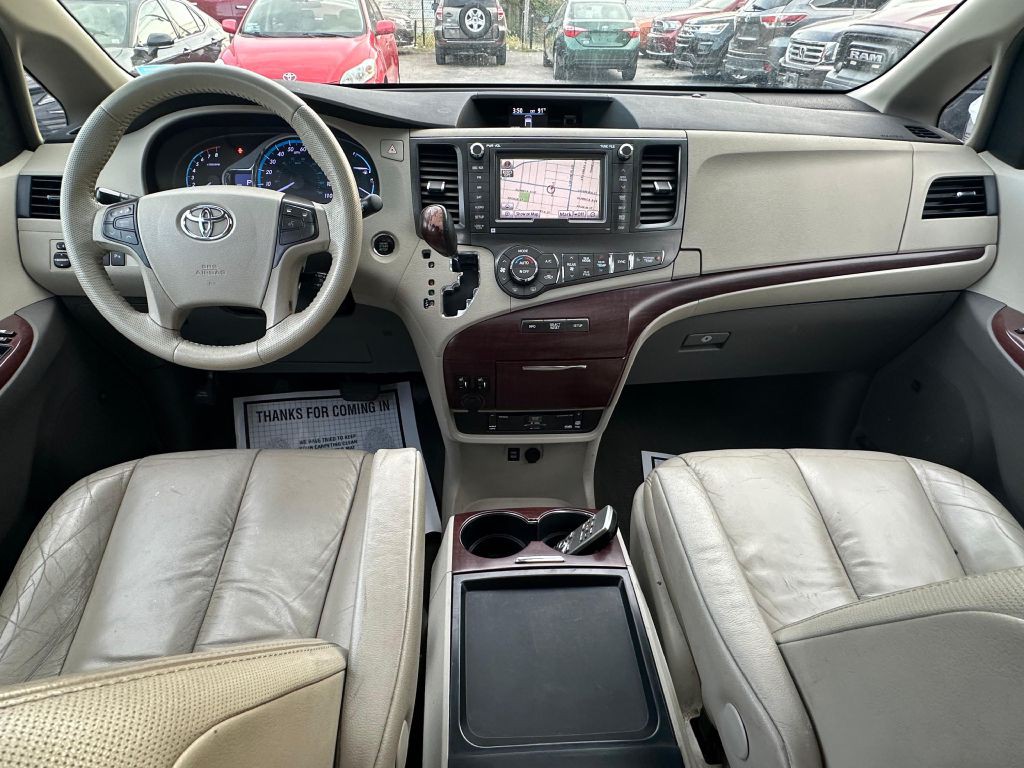 2011 Toyota Sienna Image 18