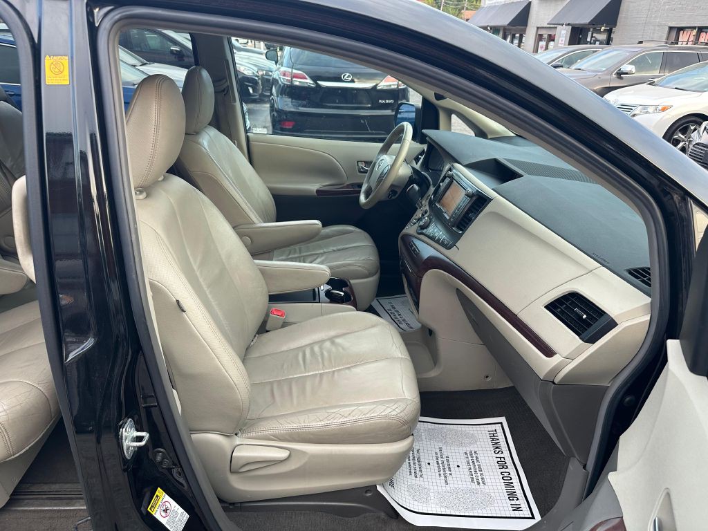 2011 Toyota Sienna Image 19
