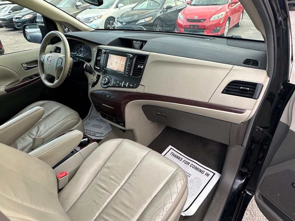 2011 Toyota Sienna Image 20