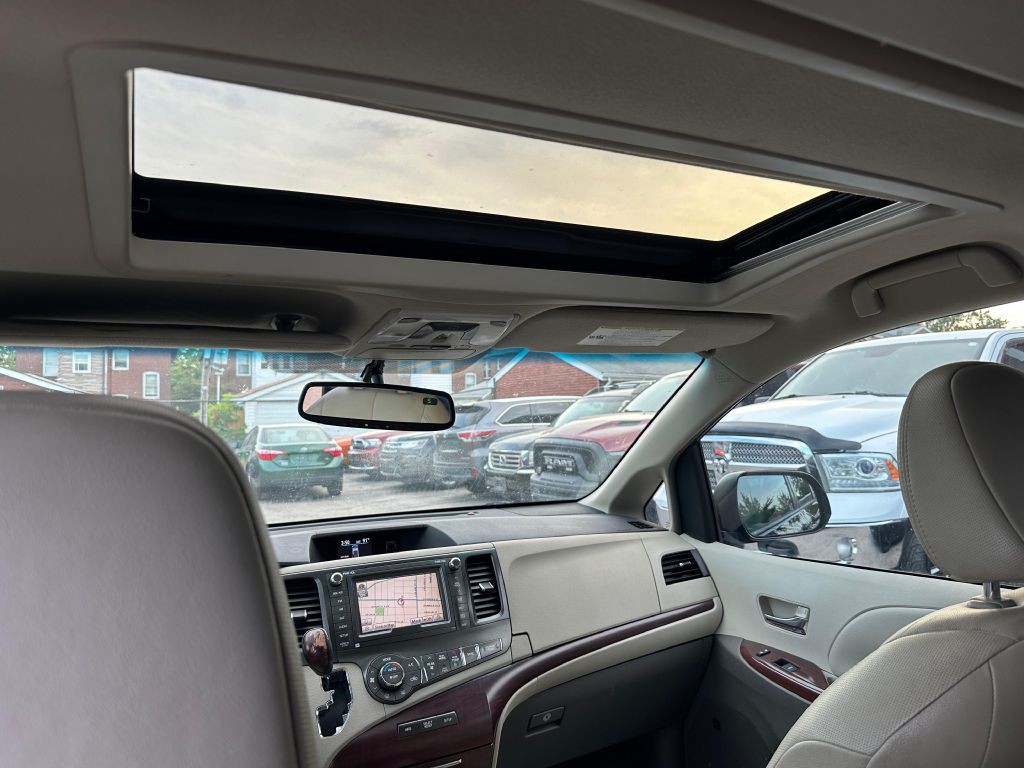 2011 Toyota Sienna Image 21