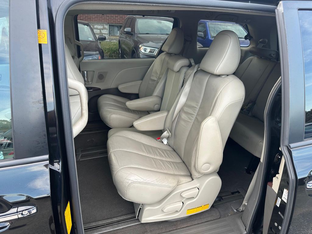 2011 Toyota Sienna Image 22