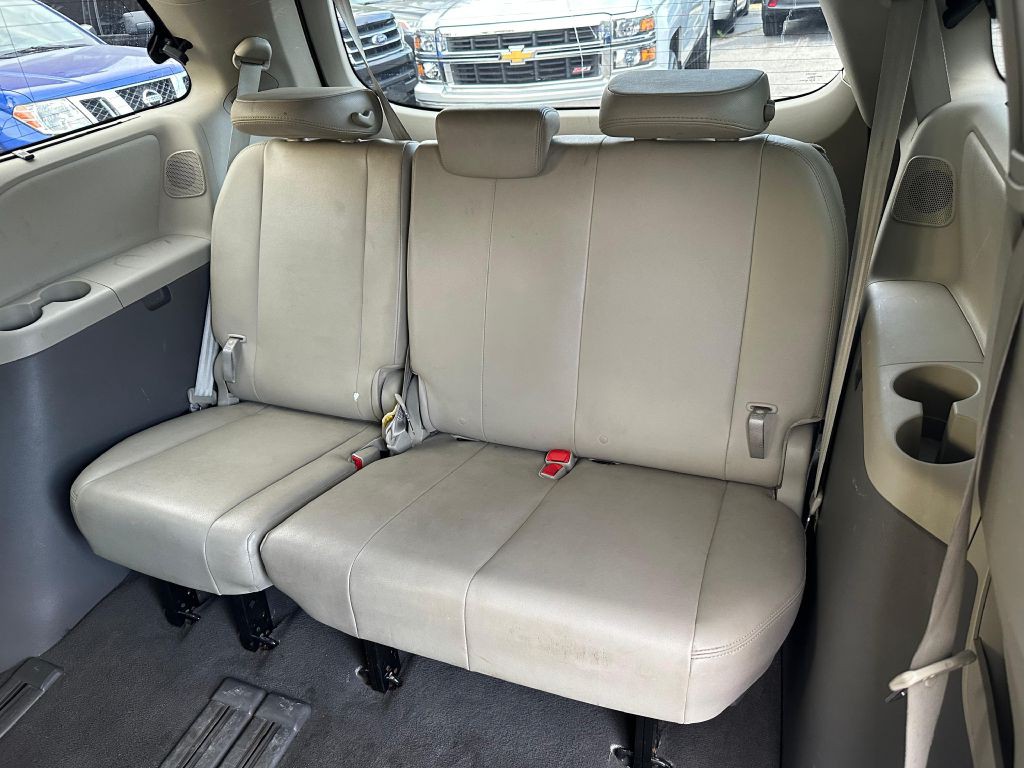 2011 Toyota Sienna Image 23