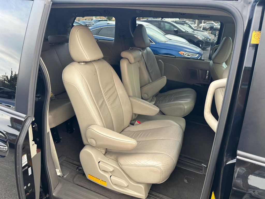 2011 Toyota Sienna Image 24