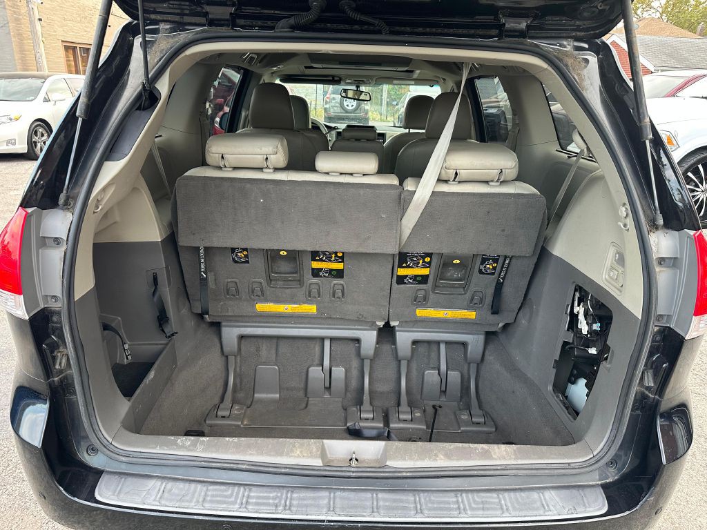2011 Toyota Sienna Image 25