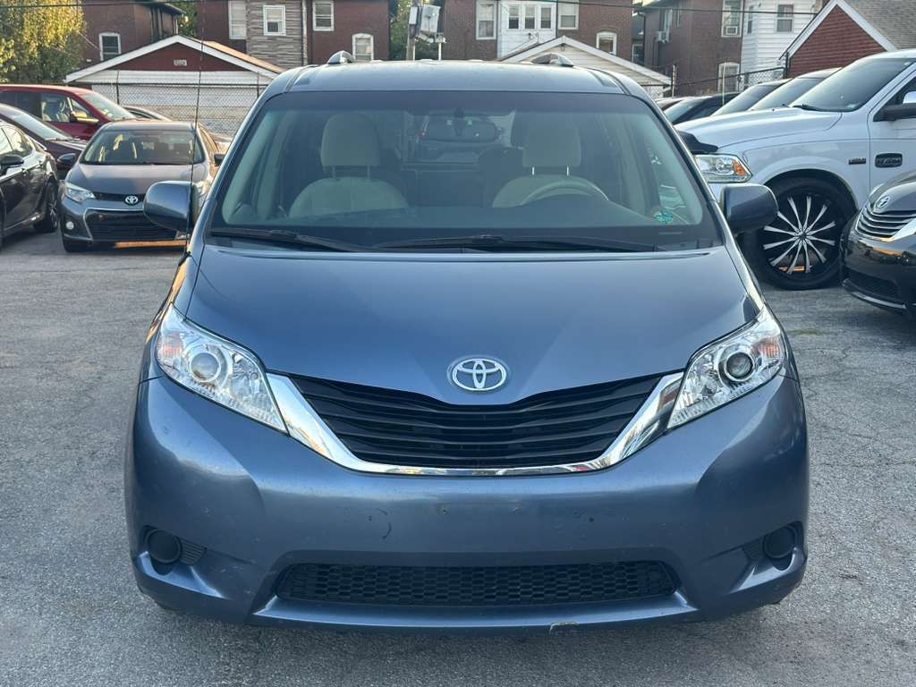 2014 Toyota Sienna Image 2