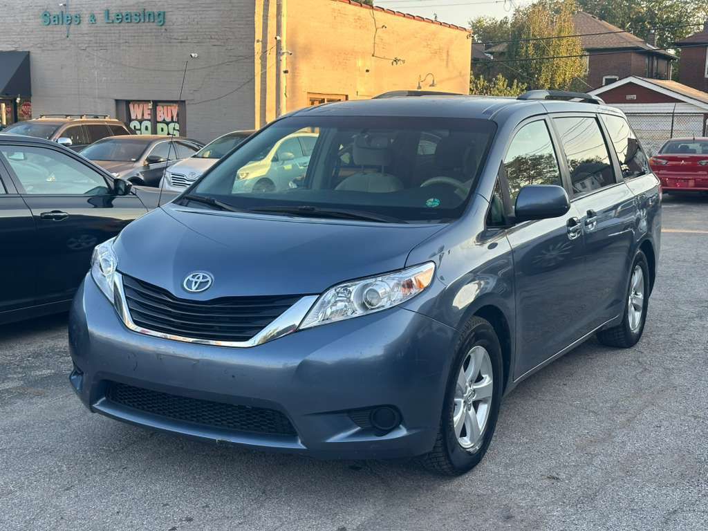 2014 Toyota Sienna Image 3