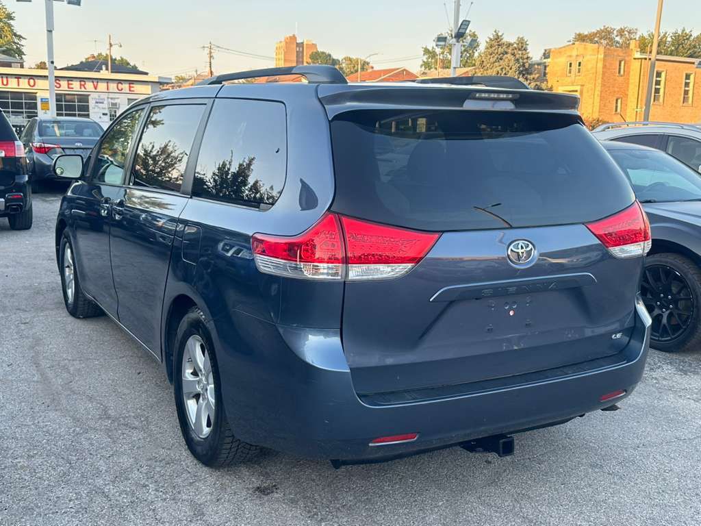 2014 Toyota Sienna Image 5