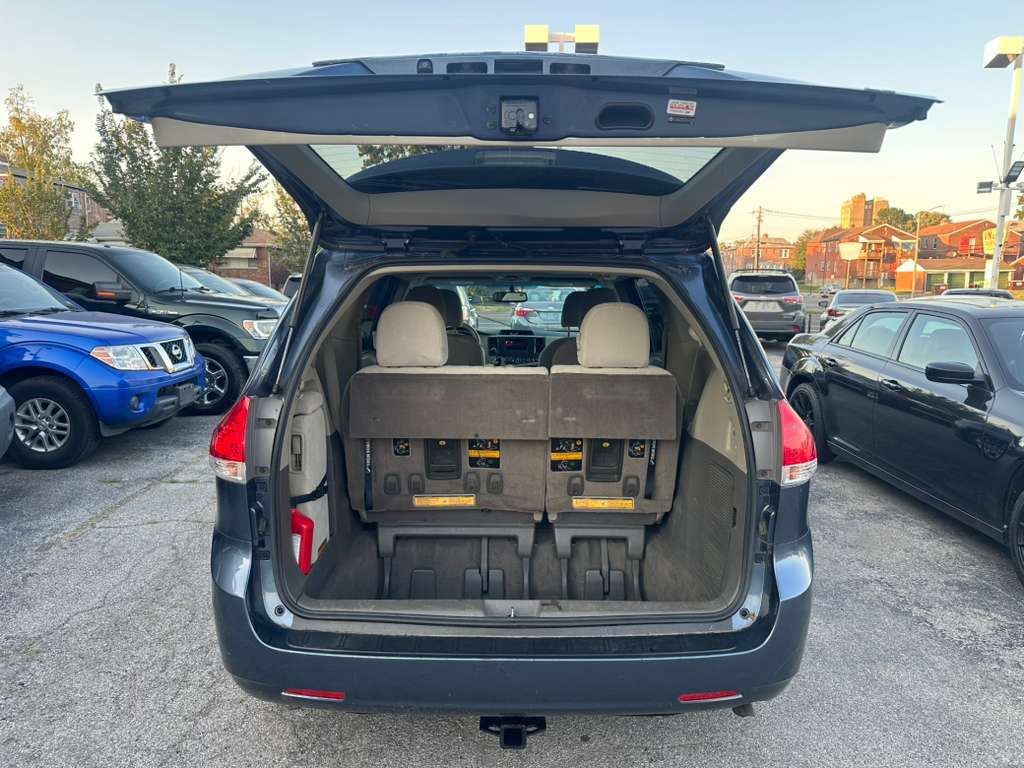 2014 Toyota Sienna Image 6