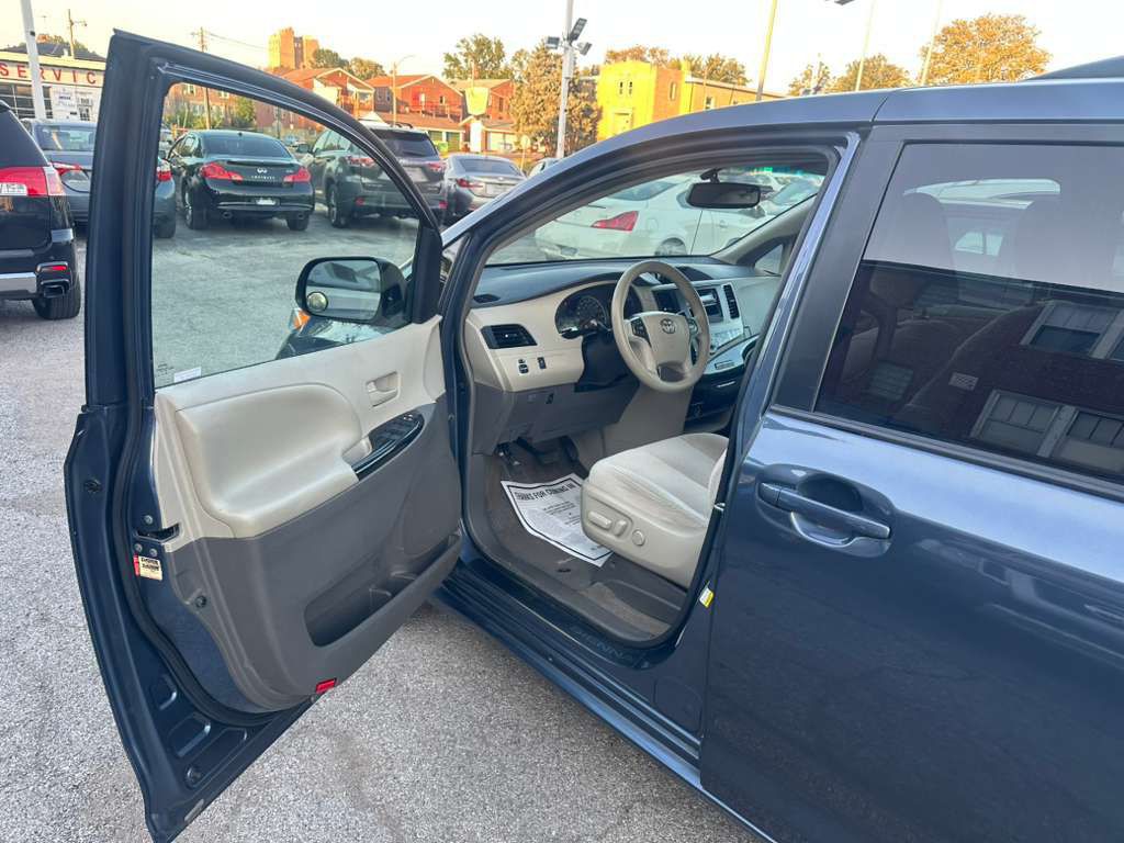 2014 Toyota Sienna Image 10