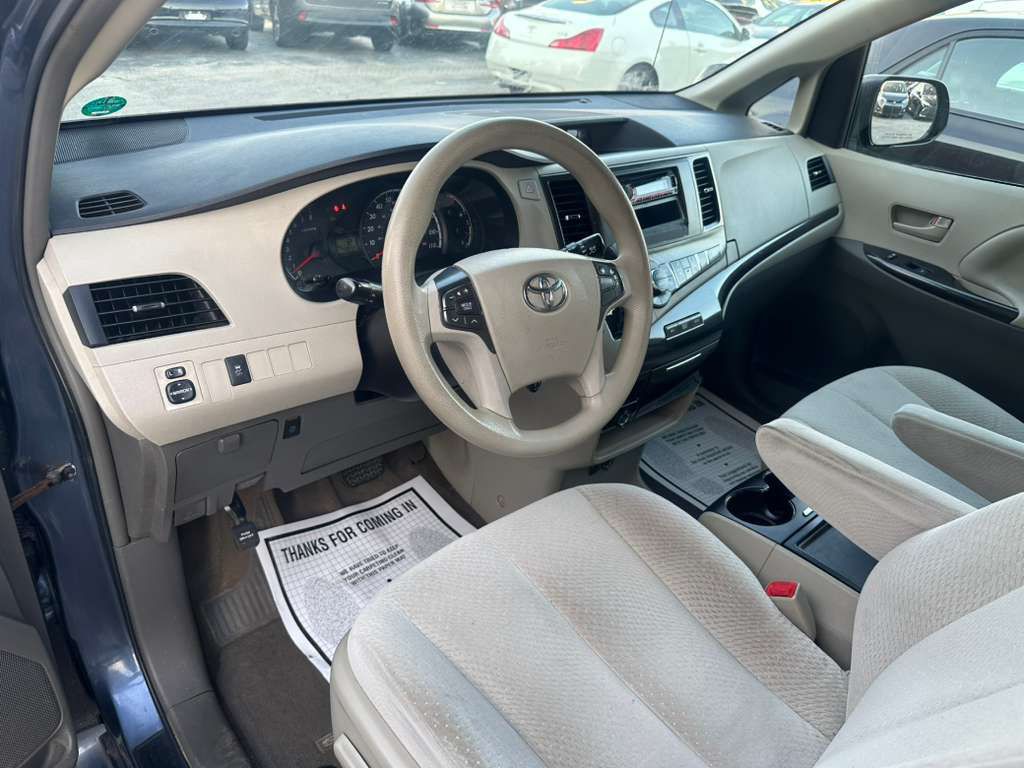 2014 Toyota Sienna Image 11