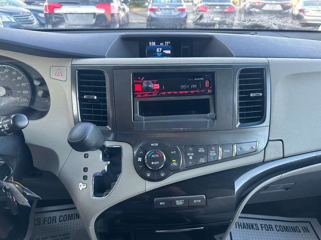 2014 Toyota Sienna Image 13
