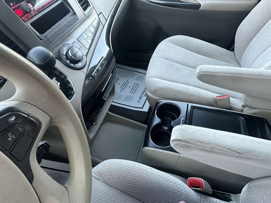 2014 Toyota Sienna Image 14