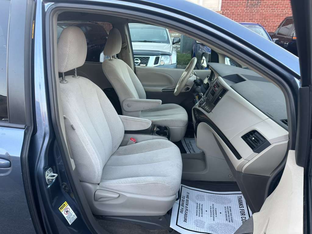 2014 Toyota Sienna Image 17