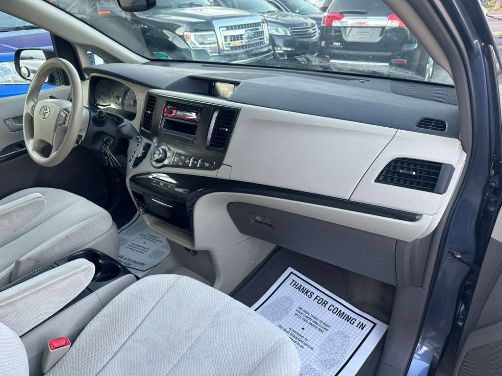 2014 Toyota Sienna Image 18