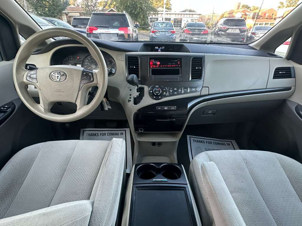 2014 Toyota Sienna Image 19