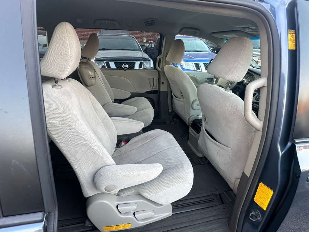 2014 Toyota Sienna Image 21
