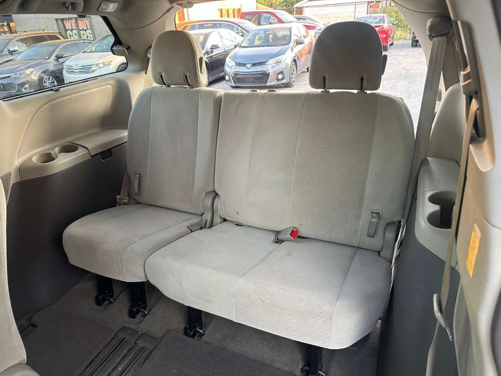 2014 Toyota Sienna Image 22