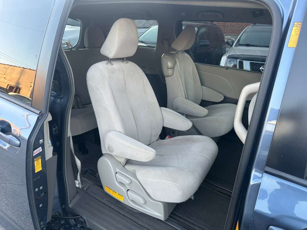 2014 Toyota Sienna Image 23