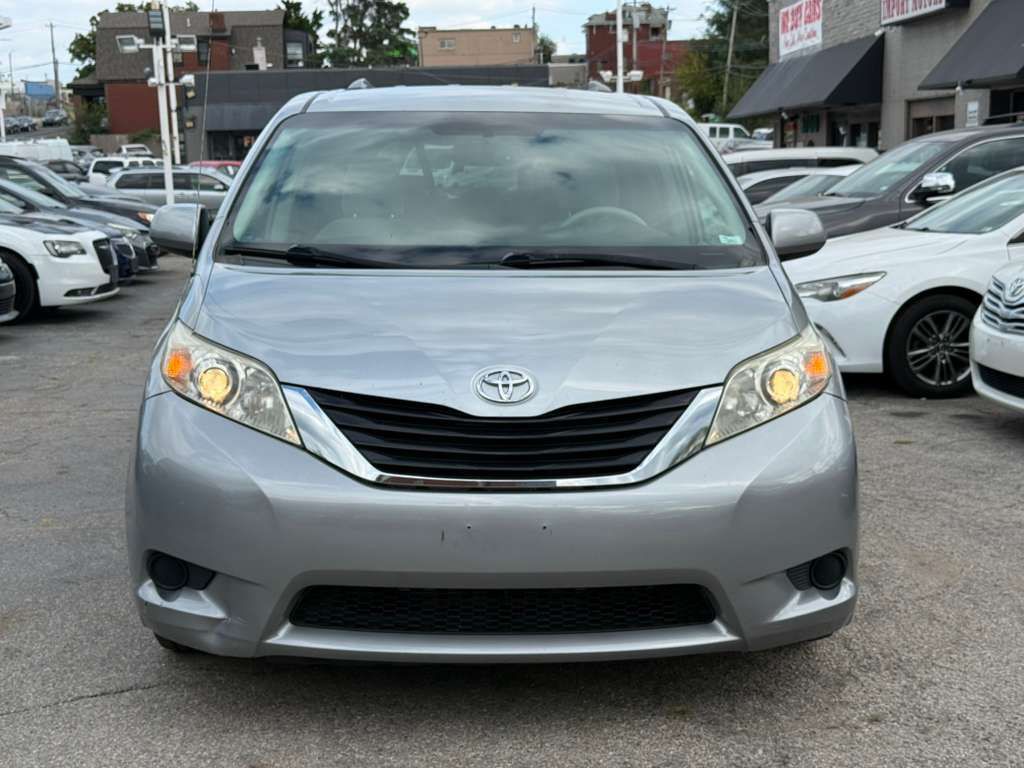 2011 Toyota Sienna Image 2