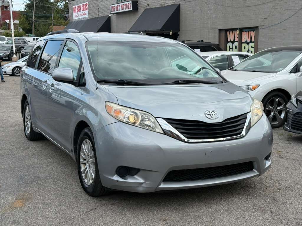 2011 Toyota Sienna Image 3