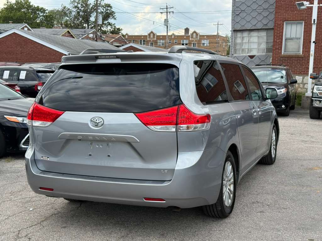2011 Toyota Sienna Image 4
