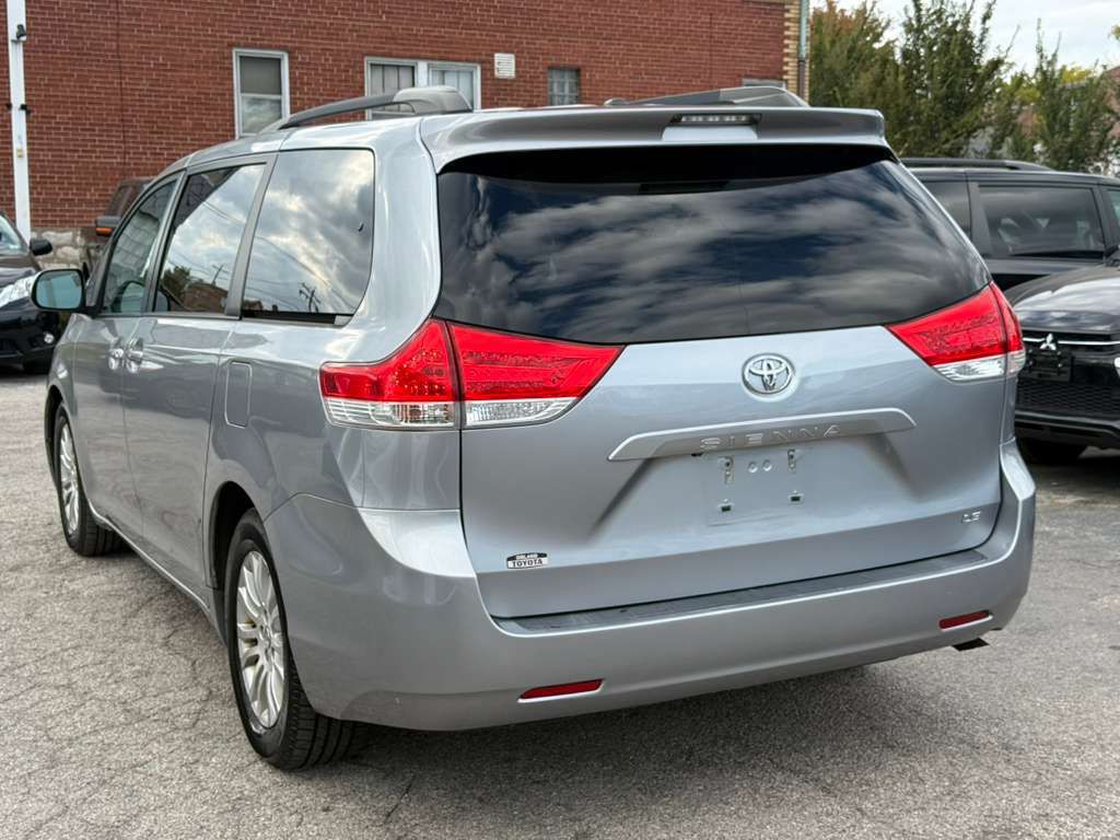 2011 Toyota Sienna Image 5