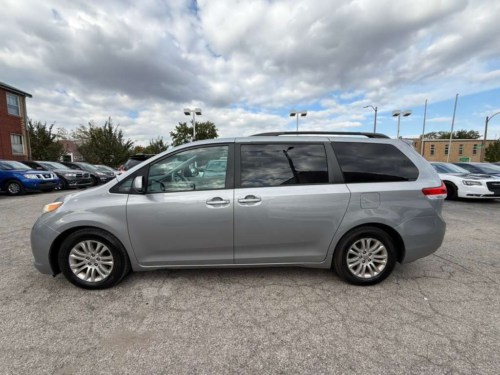 2011 Toyota Sienna Image 6
