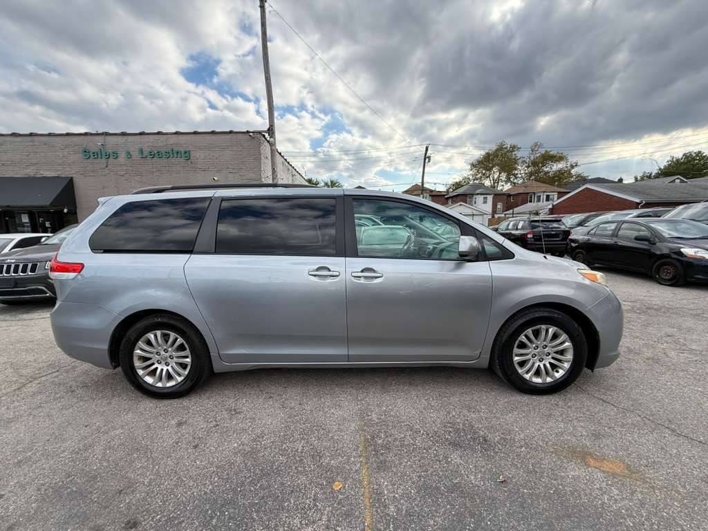 2011 Toyota Sienna Image 7