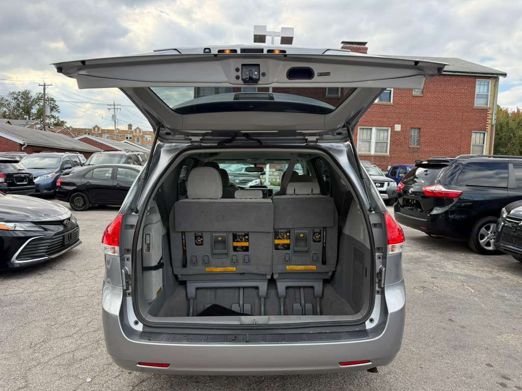 2011 Toyota Sienna Image 8