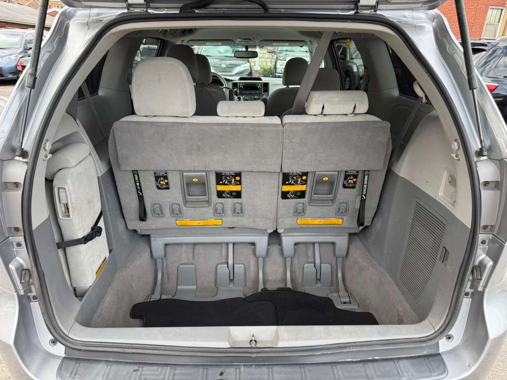 2011 Toyota Sienna Image 9