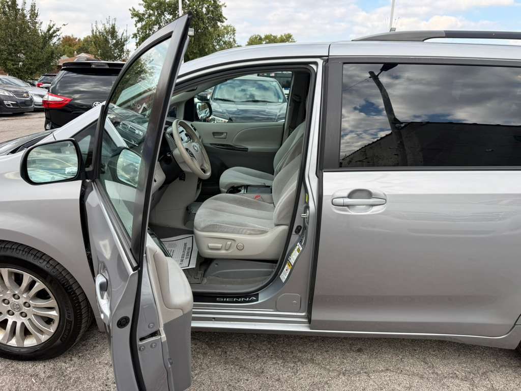 2011 Toyota Sienna Image 11