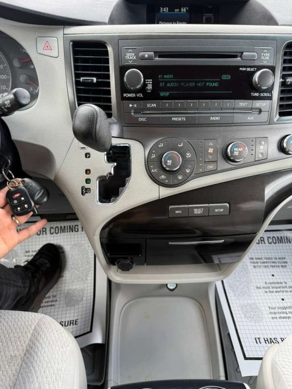 2011 Toyota Sienna Image 15