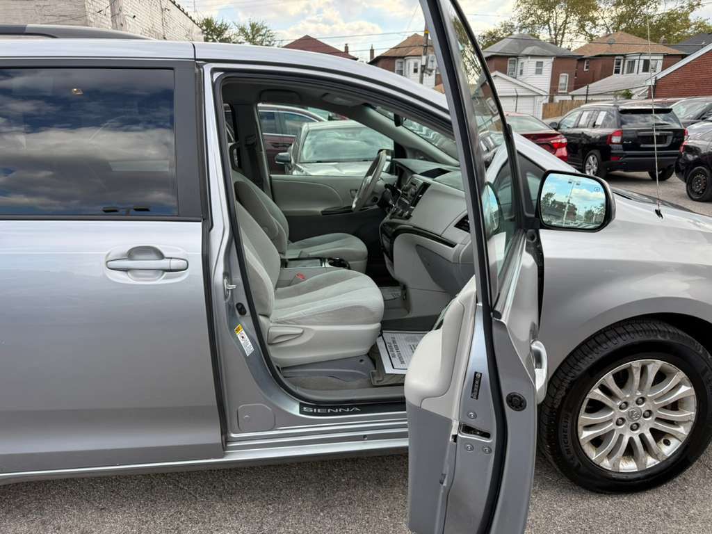 2011 Toyota Sienna Image 18