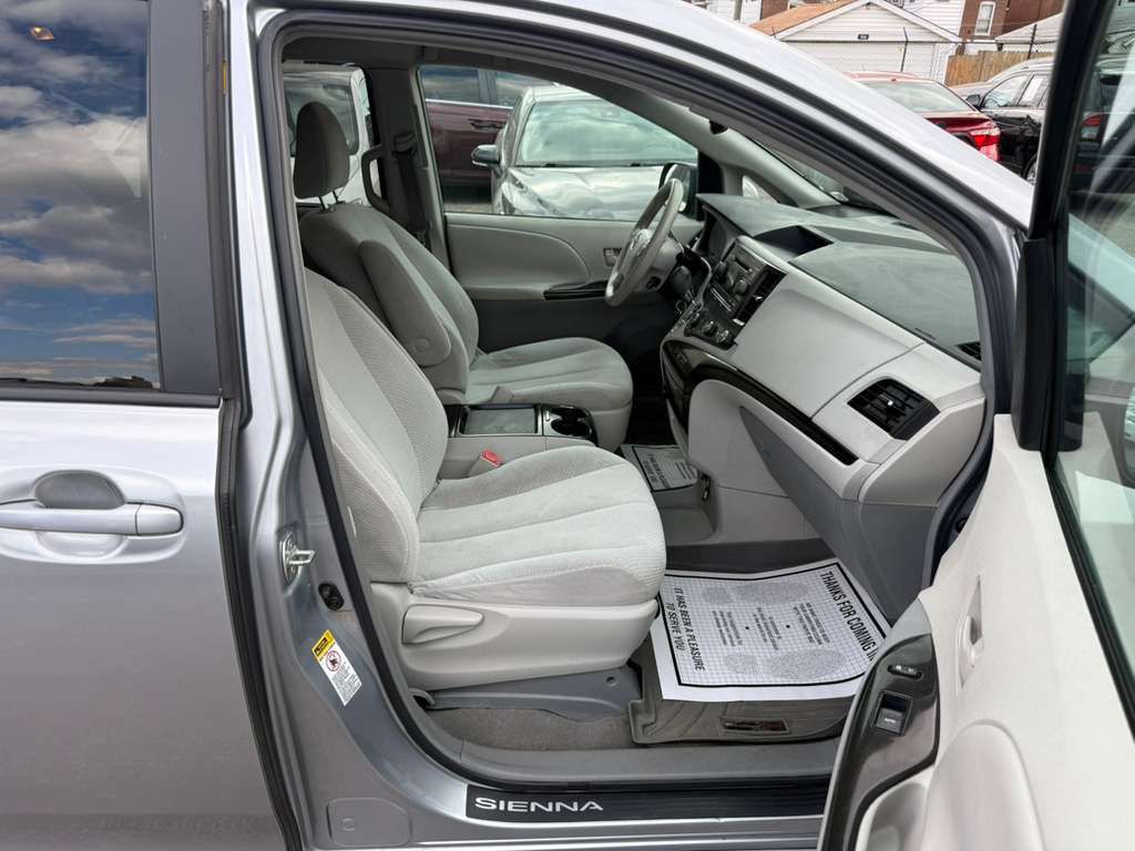 2011 Toyota Sienna Image 19