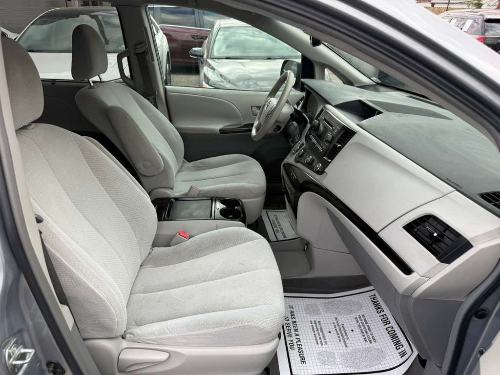 2011 Toyota Sienna Image 20