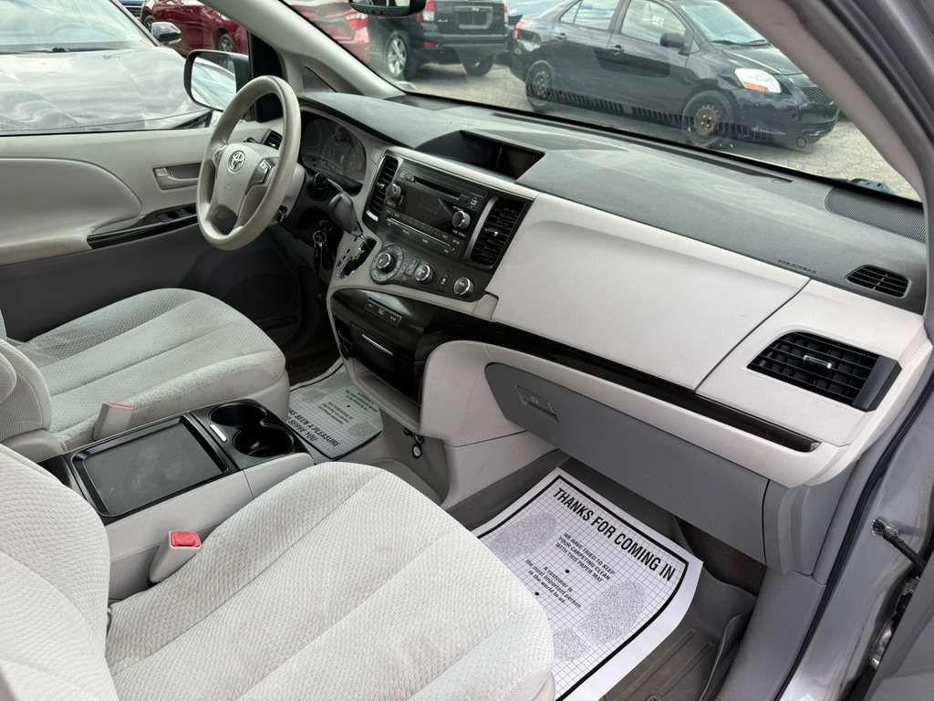 2011 Toyota Sienna Image 21