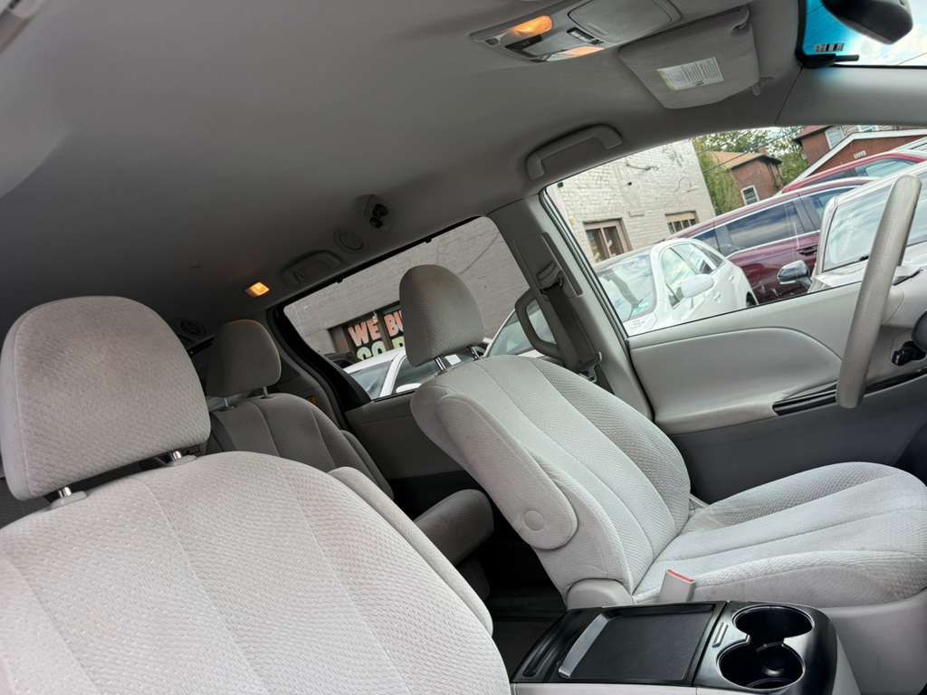 2011 Toyota Sienna Image 22
