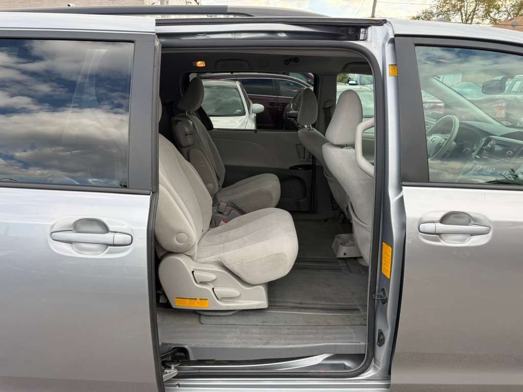 2011 Toyota Sienna Image 23