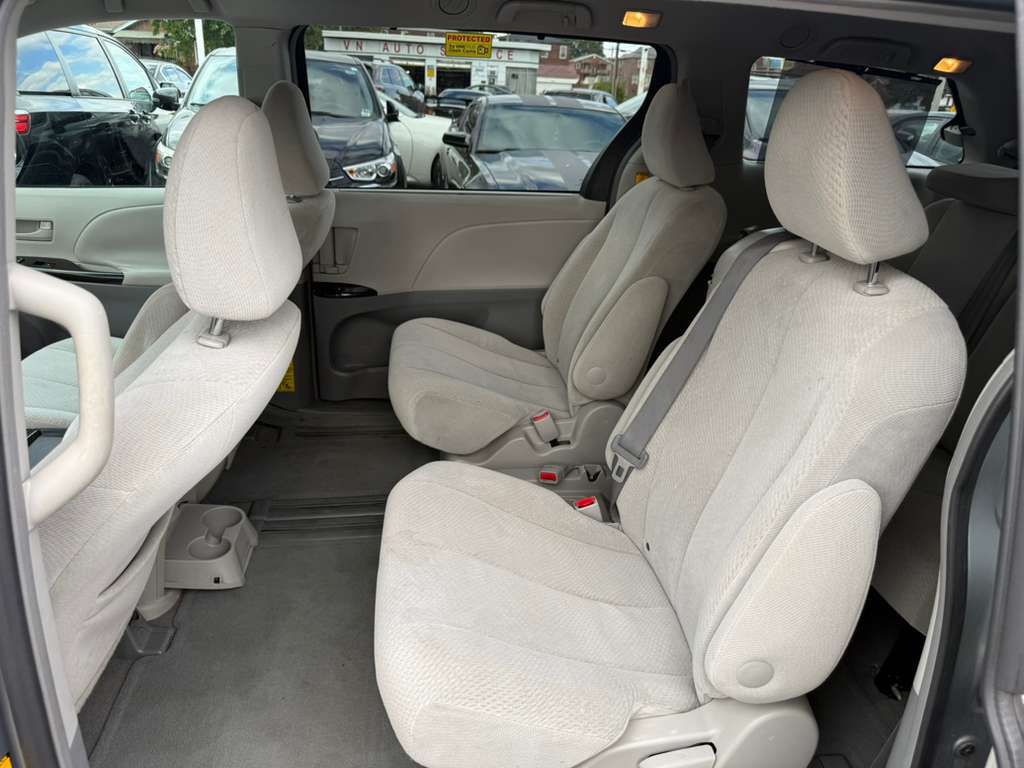 2011 Toyota Sienna Image 24