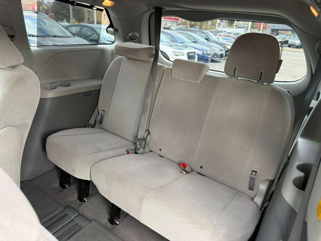 2011 Toyota Sienna Image 25