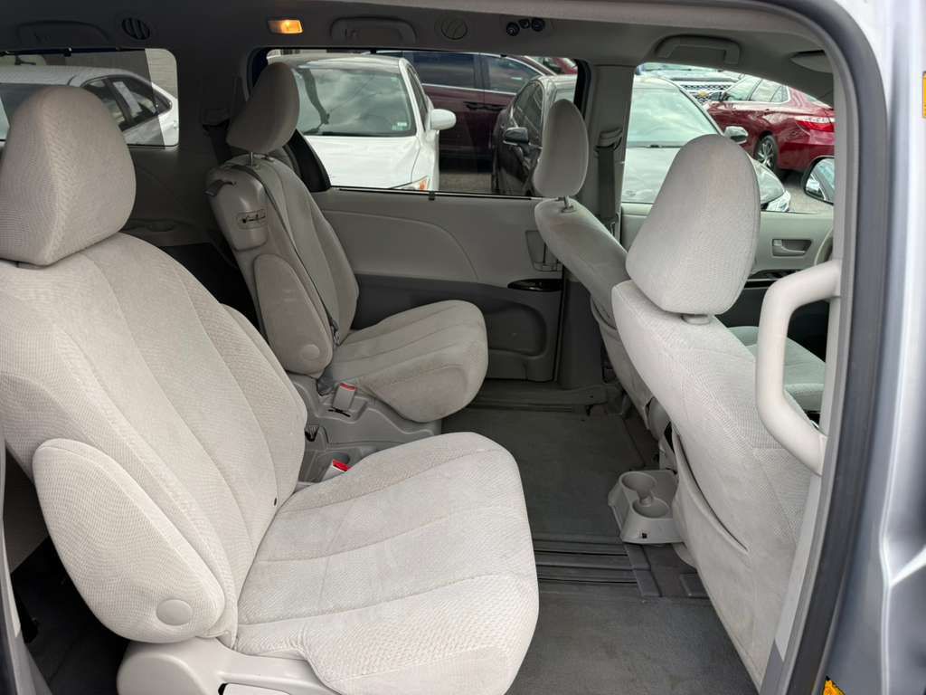 2011 Toyota Sienna Image 26