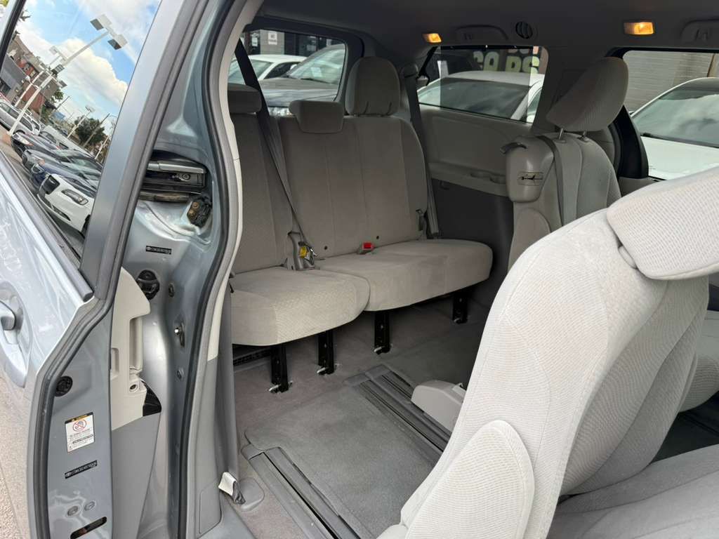 2011 Toyota Sienna Image 27