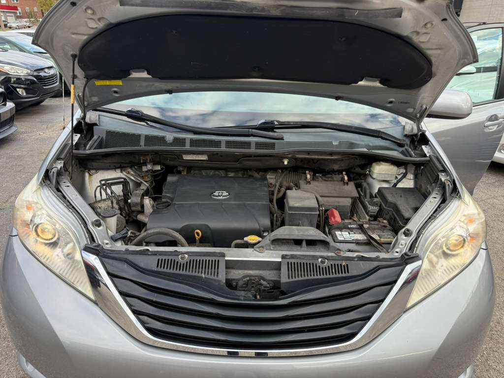2011 Toyota Sienna Image 28
