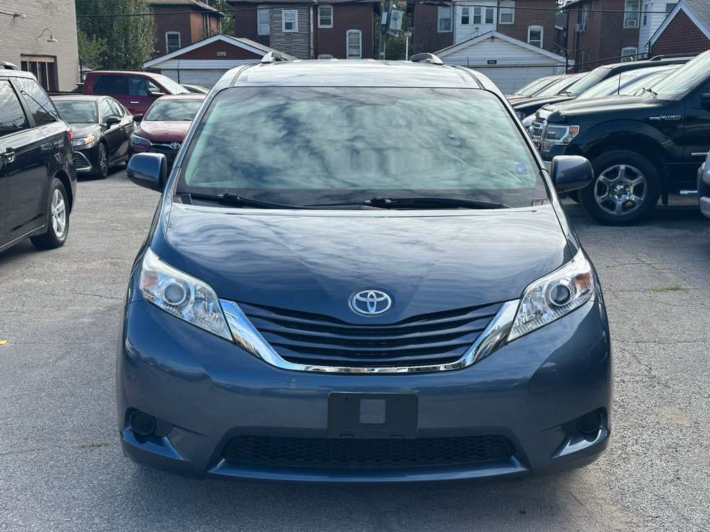 2015 Toyota Sienna Image 2