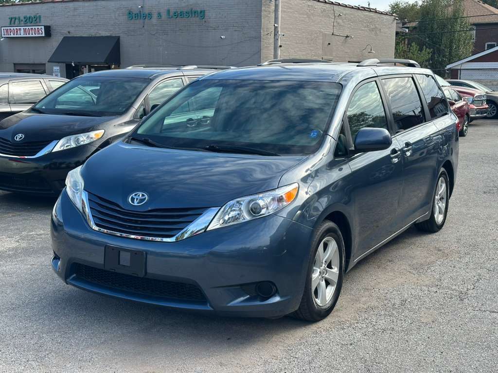 2015 Toyota Sienna Image 3