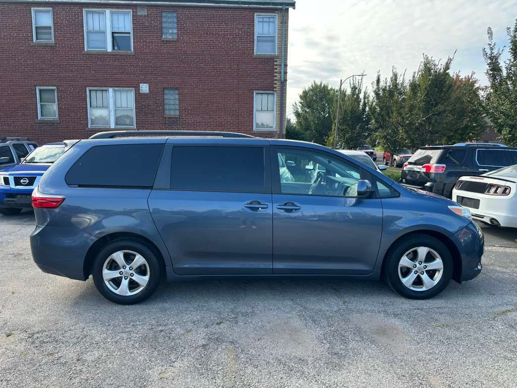 2015 Toyota Sienna Image 4