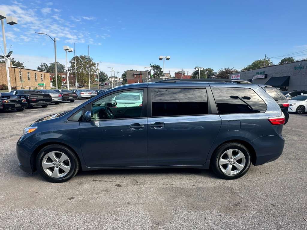 2015 Toyota Sienna Image 5