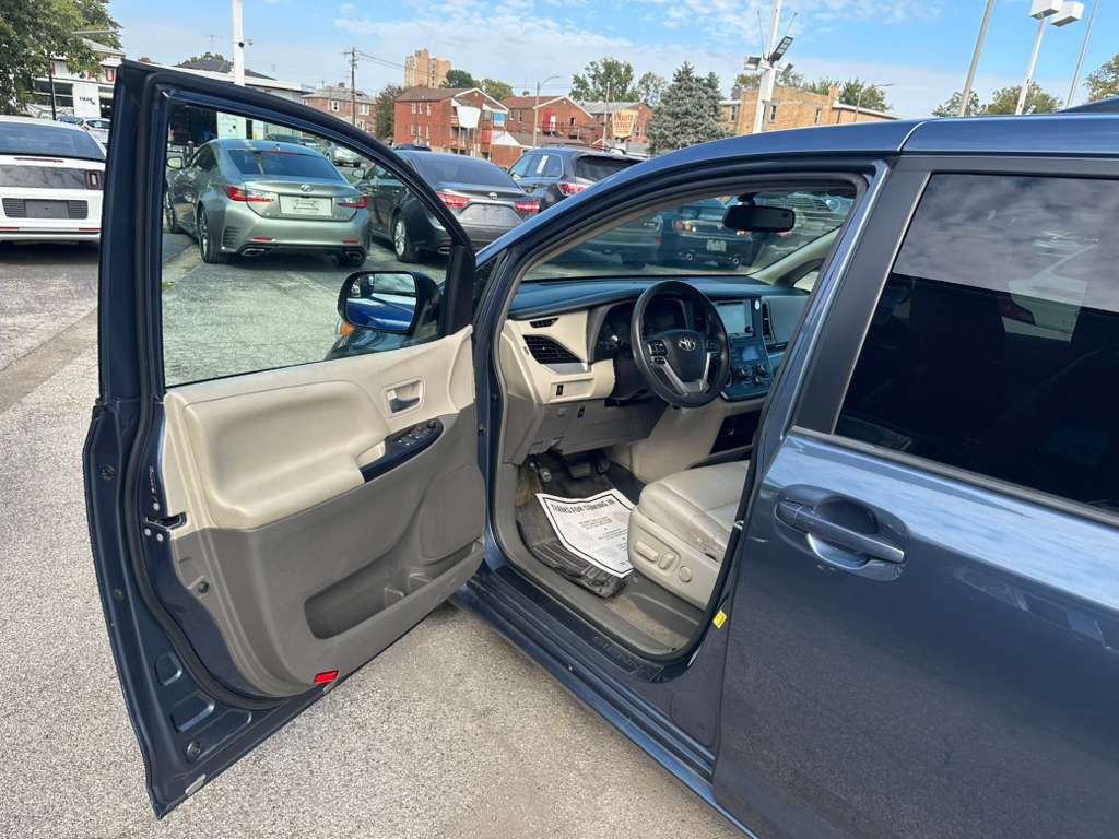 2015 Toyota Sienna Image 9