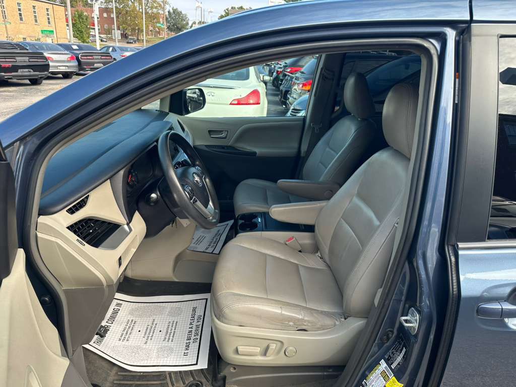 2015 Toyota Sienna Image 10